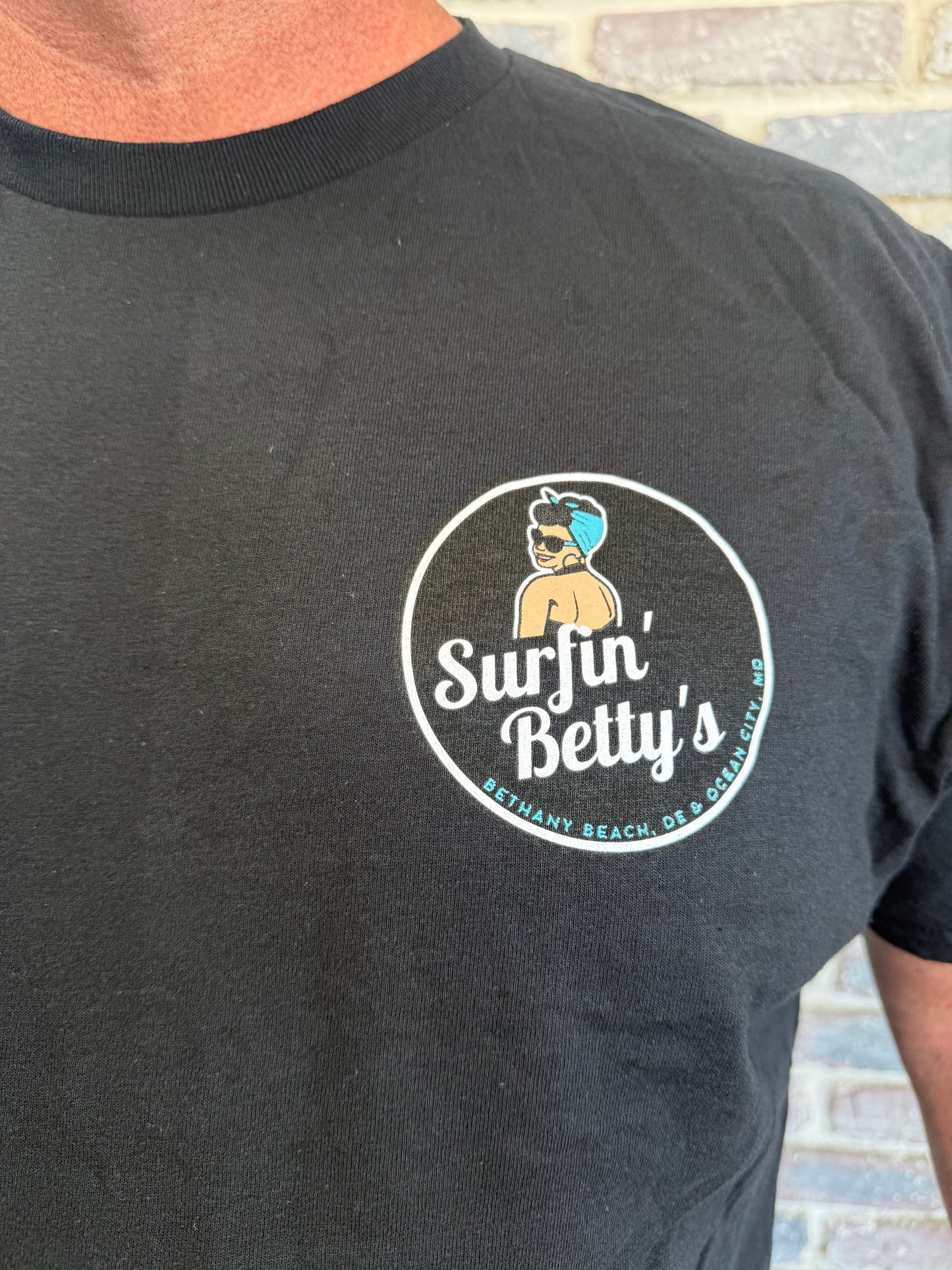 EAT BETTYS CHICKEN LOGO TEE